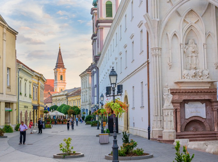 Város ünnepi díszben - séta Mayer Andival