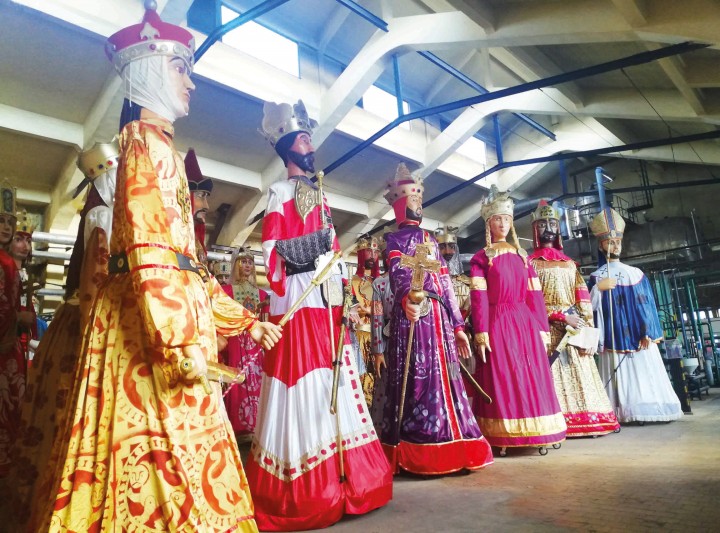 Királyi óriásbábok a Fűtőerőműben