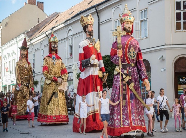 KÉSZÜLŐDNEK A KIRÁLYOK!
